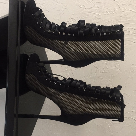 steve madden fuego lace up booties